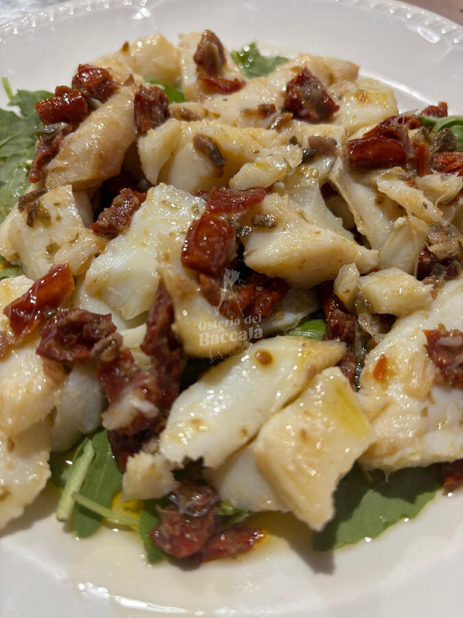 Baccalà tiepido con trito di aglio, capperi, acciughe e pomodoro secco