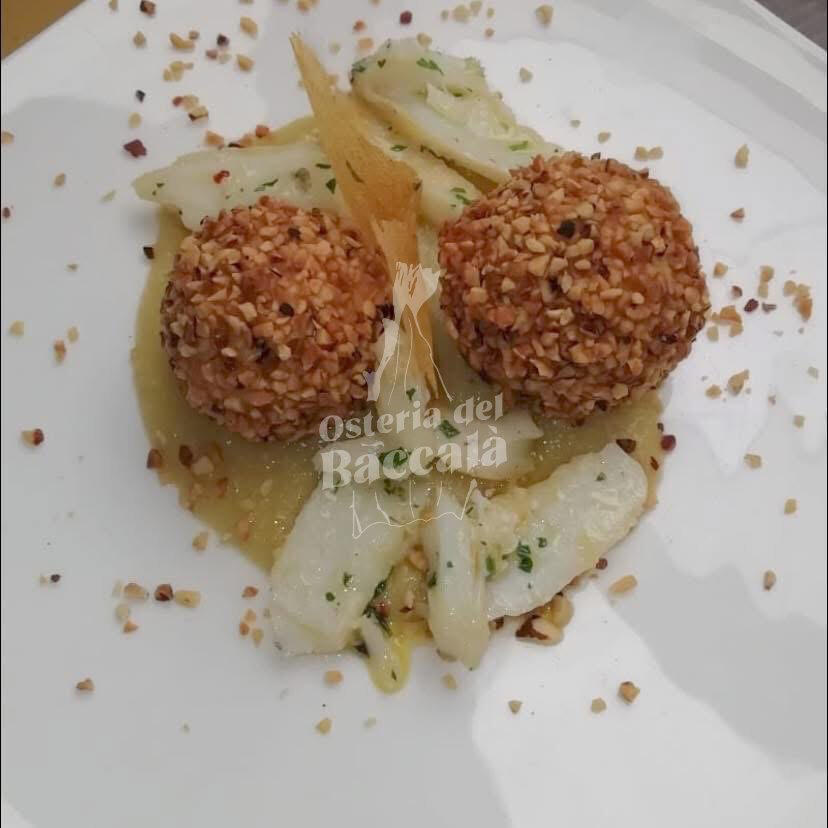 "Rocher di Teano" polpetta con croccante di nocciola su crema di polenta e scaglie di baccalà