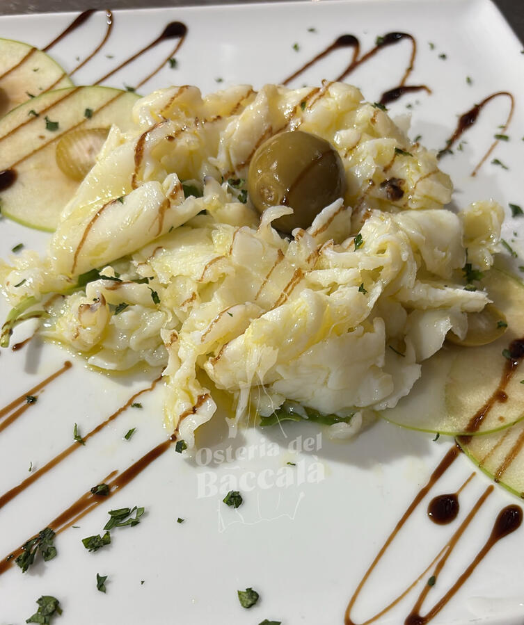 Carpaccio di "Mussillo" di baccalà con mela, peschiole e aceto balsamico