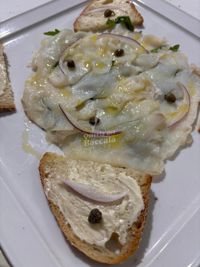 Baccalà affumicato con crostone con burro di bufala, cipolla e capperi