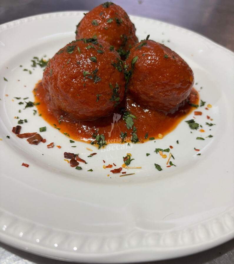 Polpettine di baccalà fritte in salsa piccante