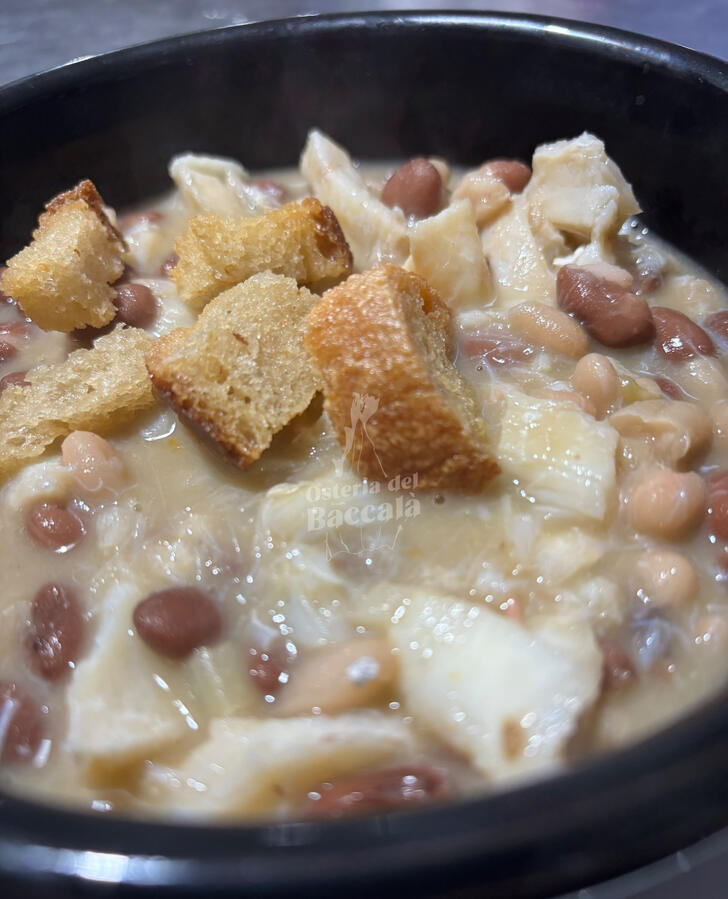 Zuppa di baccalà e fagioli con crostini di pane
