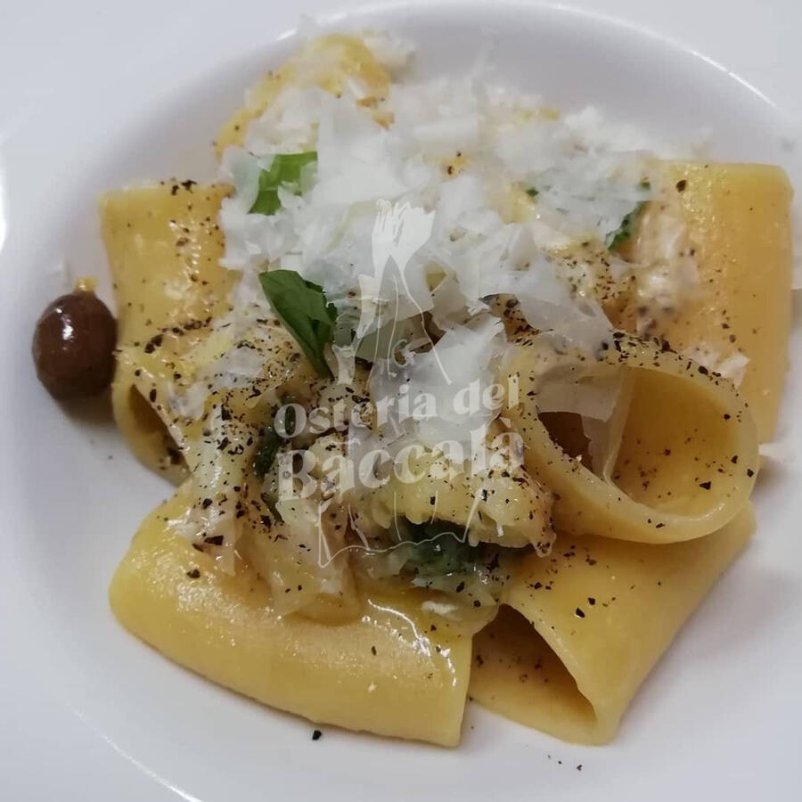 Paccheri alla genovese con salsa di cipolle e baccalà