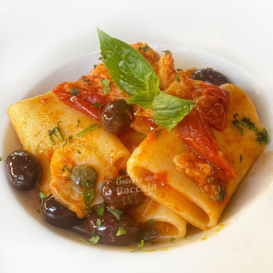 Paccheri con pomodoro, olive capperi e baccalà