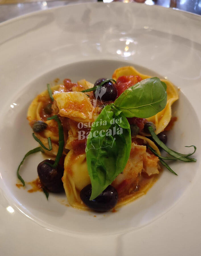 Tortellone con ripieno di burrata e salsa al baccalà