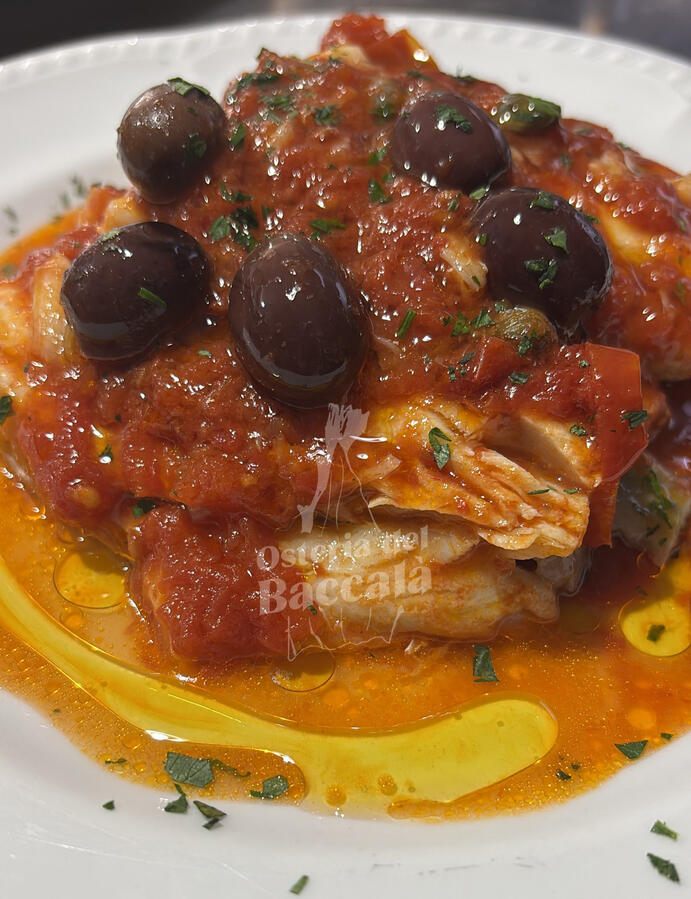 Baccalà con salsa di pomodoro con olive e capperi